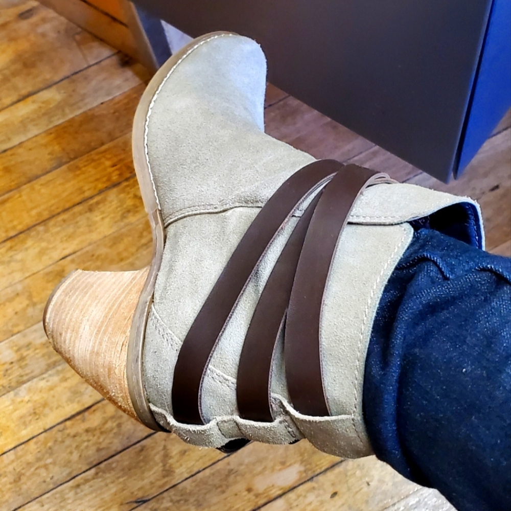 PRE-OWNED WOMEN’S DV TAN BOOTIE/W LEATHER STRAPS